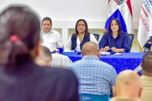 Ministra de Interior y Policía se reúne con autoridades y sectores sociales en Bonao